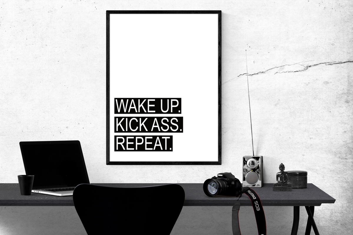 Motivationsposter, Mindset Bild mit dem Spruch WAKE UP. KICK ASS. REPEAT.!! Pack Dinge an, sei positiv.