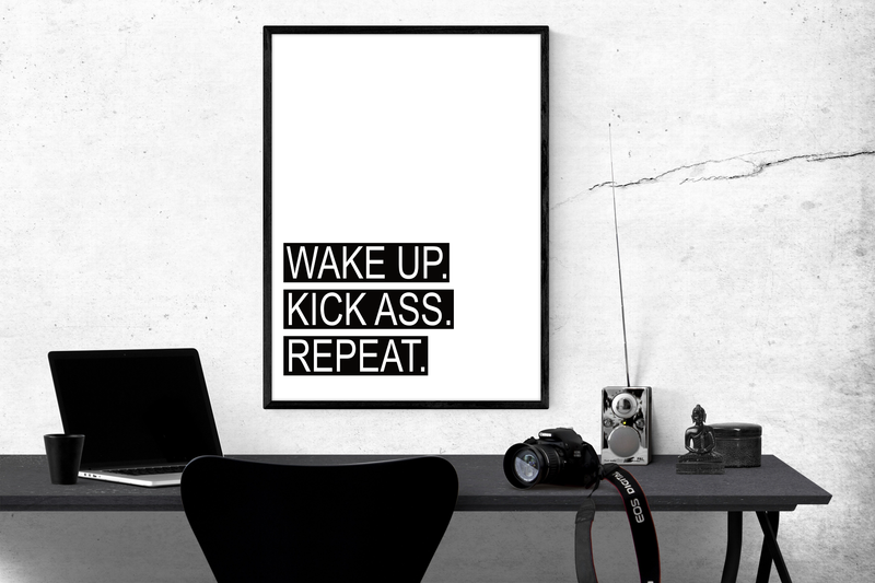 Motivationsposter, Mindset Bild mit dem Spruch WAKE UP. KICK ASS. REPEAT.!! Pack Dinge an, sei positiv.