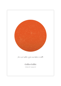 Dieses Poster zeigt einen Orangen Kreis der die Erde darstellen soll und in ihm sind dezent die Sterne der Milchstraße zu sehen. 