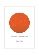 Dieses Poster zeigt einen Orangen Kreis der die Erde darstellen soll und in ihm sind dezent die Sterne der Milchstraße zu sehen. 