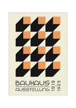 Das Poster im Bauhaus-Stil  zeigt dir verschiedene bunte Quadrate in 3D. Das Poster mit der Bildunterschrift Bauhaus Ausstellung 1919-1923 ist einem Ausstellungsplakat nachempfunden.