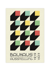 Das Poster im Bauhaus-Stil  zeigt dir verschiedene bunte Quadrate in 3D. Das Poster mit der Bildunterschrift Bauhaus Ausstellung 1919-1923 ist einem Ausstellungsplakat nachempfunden.