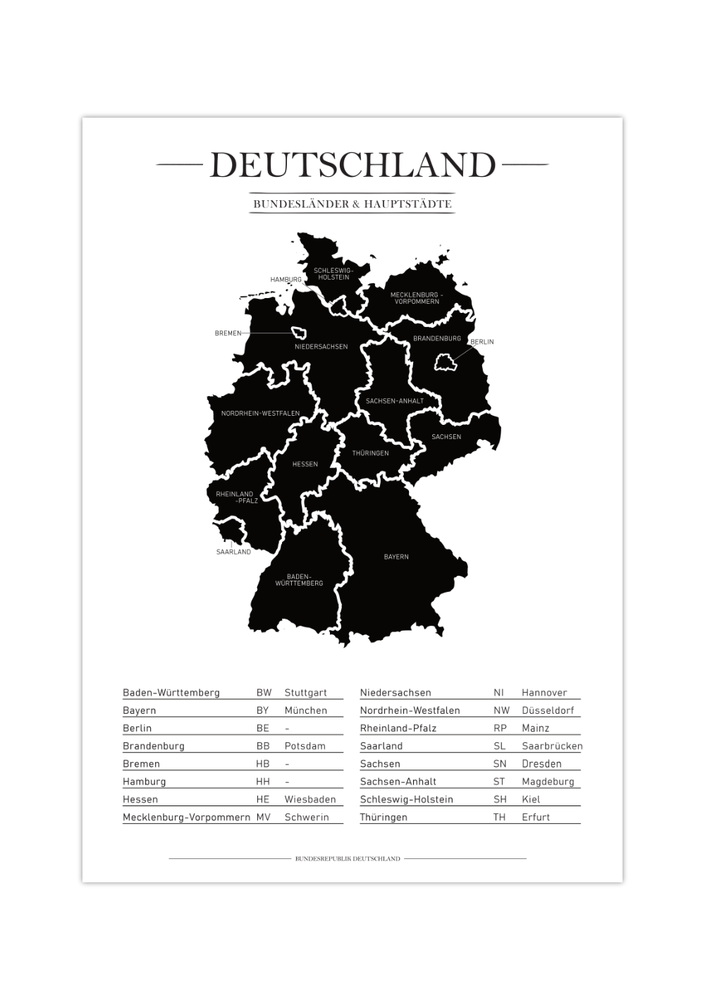 Dieses Poster zeigt dir eine schwarze Deutschlandkarte inklusive Tabelle mit allen 16 Bundesländern und deren Hauptstädte. Dieses Lernposter ist die perfekte Deko für das Arbeitszimmer, Büro, Kinderzimmer oder das Klassenzimmer.