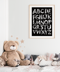 Dieses Poster zeigt dir die 26 Buchstaben des Alphabets in schwarz und weiß. 