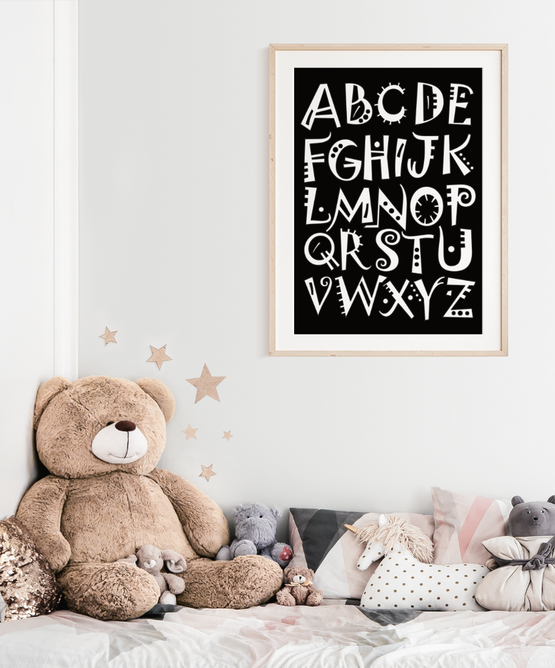 Dieses Poster zeigt dir die 26 Buchstaben des Alphabets in schwarz und weiß. 