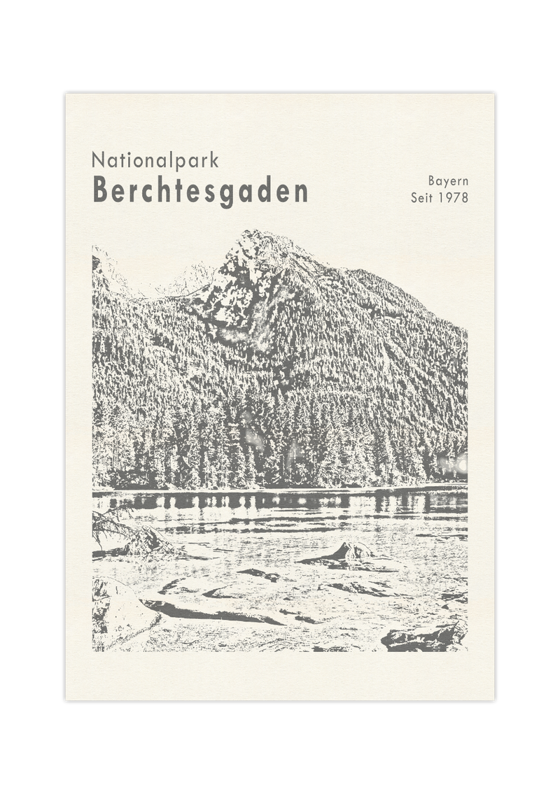 Das schwarz beige Poster zeigt eine Ansicht des Königssees im Nationalpark Berchtesgaden, Bayern. 