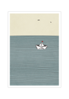 Dieses maritime Poster zeigt ein Origami Boot auf dem blauen Meer mit beigen Himmel und zwei Möwen.