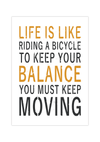 Dieses Poster zeigt dir einen motivierenden Spruch Albert Einsteins. Der Spruch lautet "Life is like riding a bicycle. To keep your balance, you must keep moving.".