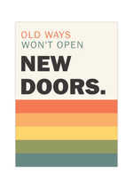 Das Poster zeigt den motivierenden Spruch " Old ways won't open new doors.". 