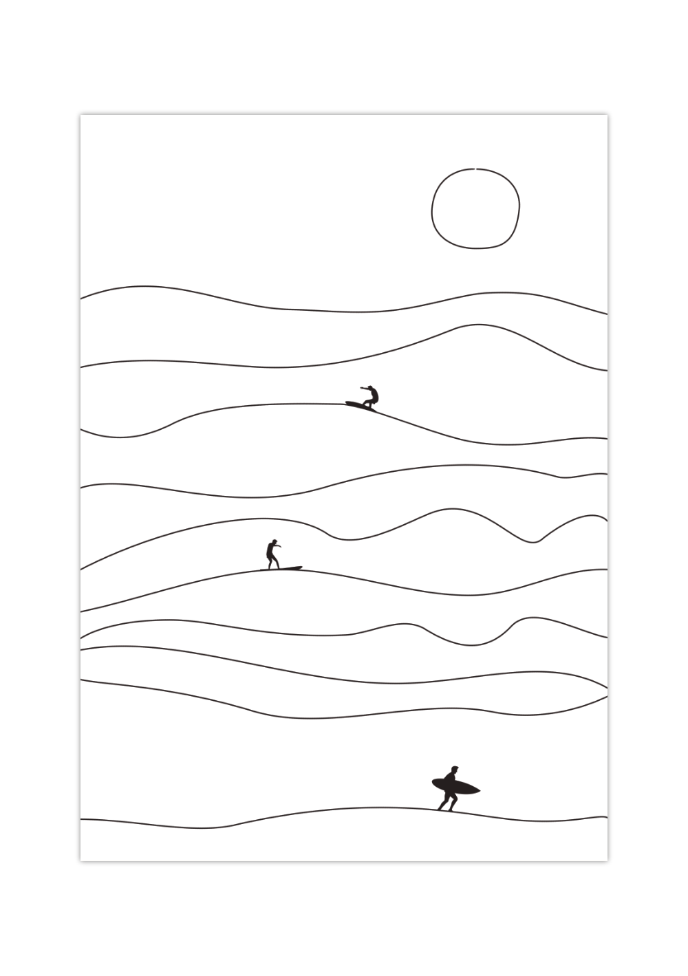 Das Poster im minimalistischen Stil zeigt Wellen, die Sonne und drei Surfer am Strand in Schwarz und Weiß. Das Meer strahlt auf uns alle eine ganz besondere Wirkung aus, schön, elegant, mysteriös, aber auch gefährlich. 