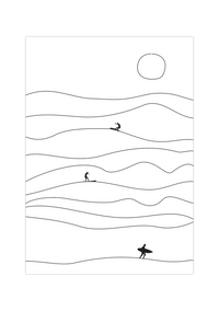 Das Poster im minimalistischen Stil zeigt Wellen, die Sonne und drei Surfer am Strand in Schwarz und Weiß. Das Meer strahlt auf uns alle eine ganz besondere Wirkung aus, schön, elegant, mysteriös, aber auch gefährlich. 