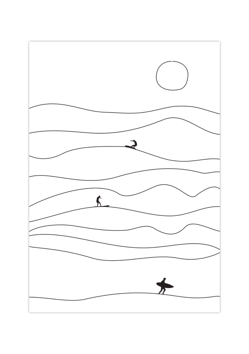 Das Poster im minimalistischen Stil zeigt Wellen, die Sonne und drei Surfer am Strand in Schwarz und Weiß. Das Meer strahlt auf uns alle eine ganz besondere Wirkung aus, schön, elegant, mysteriös, aber auch gefährlich. 