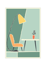 Das Poster zeigt ein minimalistisch dargestelltes Wohnzimmer mit Tisch, Blumen, Stuhl und Lampe. Das Bild ist in schönem Grün gehalten und hat einen vintage Touch.