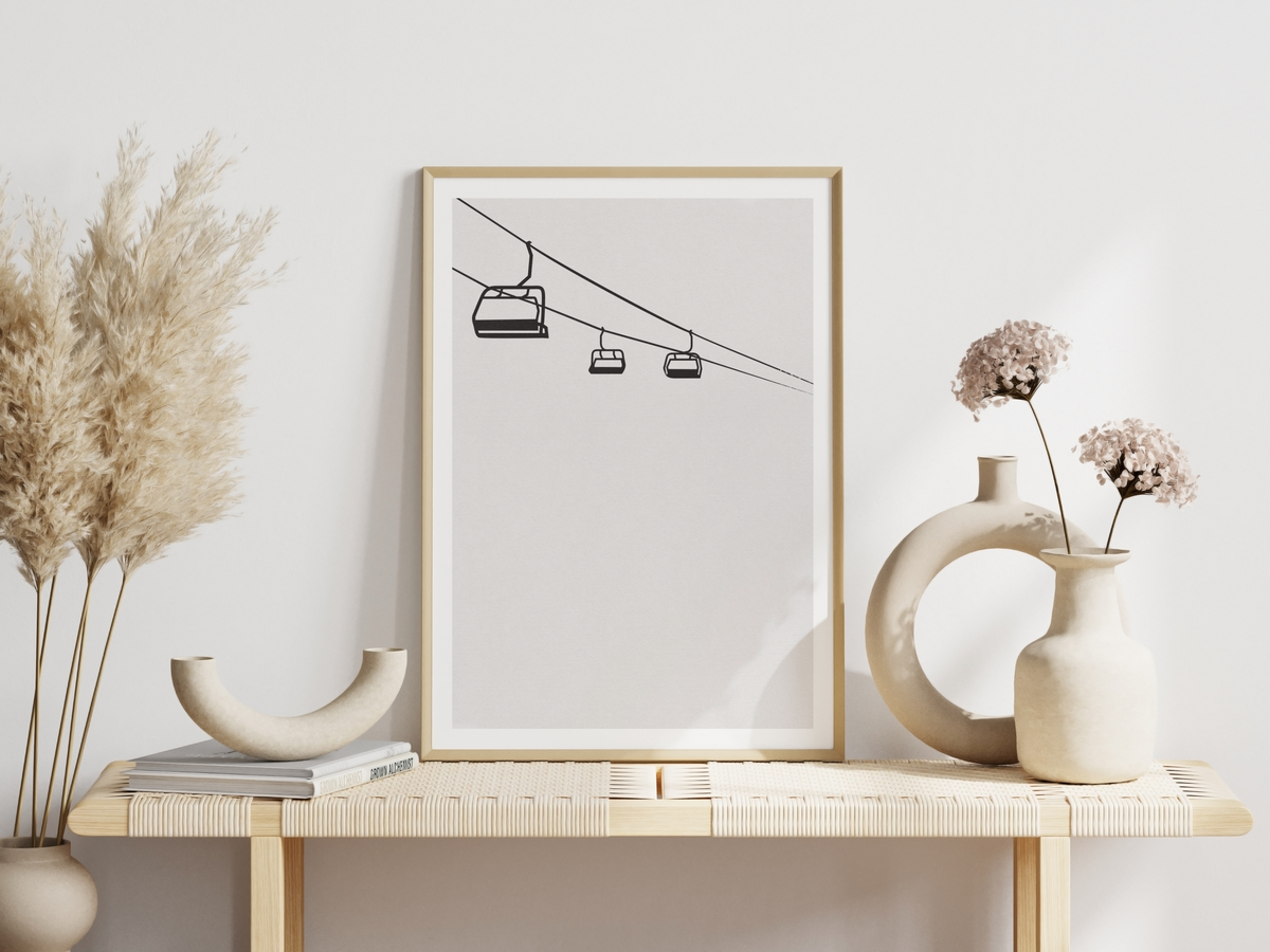Dieses minimalistische Poster in Grau und Schwarz zeigt einen Lift, wie man ihn vom Skifahren gewohnt ist. 