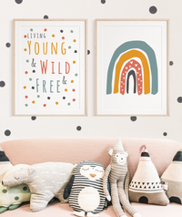 Das Kinderzimmerposter zeigt einen  einen Spruch " Living Young & Wild & Free" in unterschiedlichen Bohofarben. 