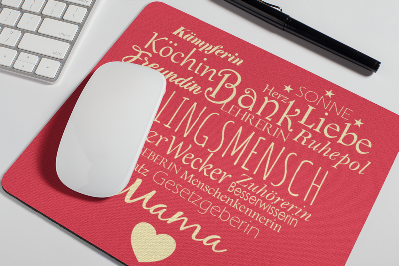 Das Mousepad zeigt ein Herz mit Wörtern die zu deiner Mutter passen, in schönem rot mit beiger Schrift.